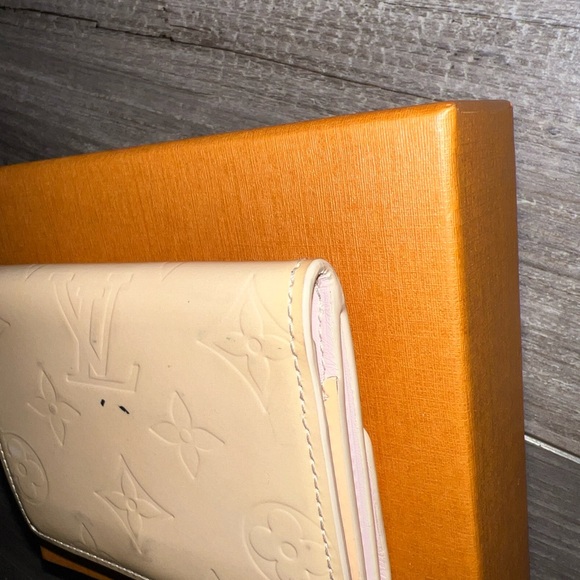 LOUIS VUITTON Ludlow Soft Beige Monogram Vernis Coin Case - Picture 11 of 16